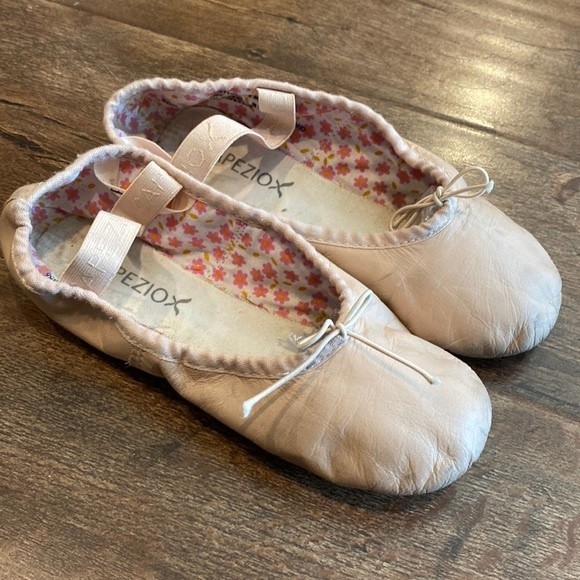 Capezio 205 Daisy Leather Full Sole Ballet Shoe for Beginners Ballet Pink 4Y - Picture 1 of 5